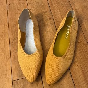 NWOT Vivaia Aria 2.0 Mustard Yellow Knit Pointed Ballet Flats Sz EU 40 W/Flaw